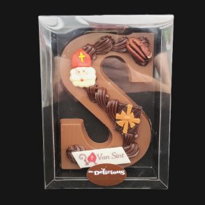 gedecoreerde melkchocoladeletter verpakt